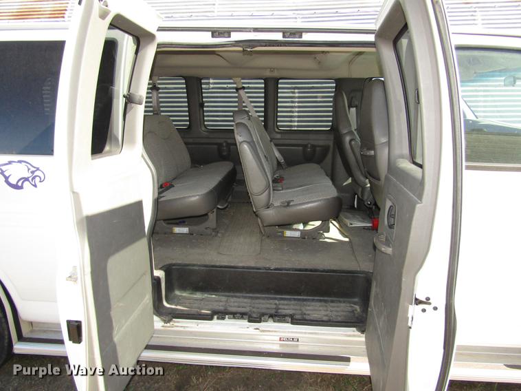 image for item DA3210 2004 Chevrolet Express 3500 Extended van