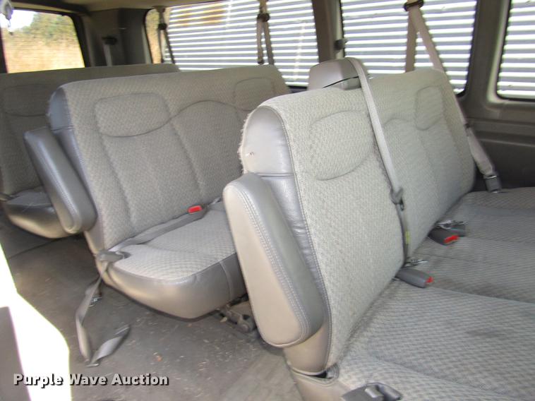 image for item DA3210 2004 Chevrolet Express 3500 Extended van