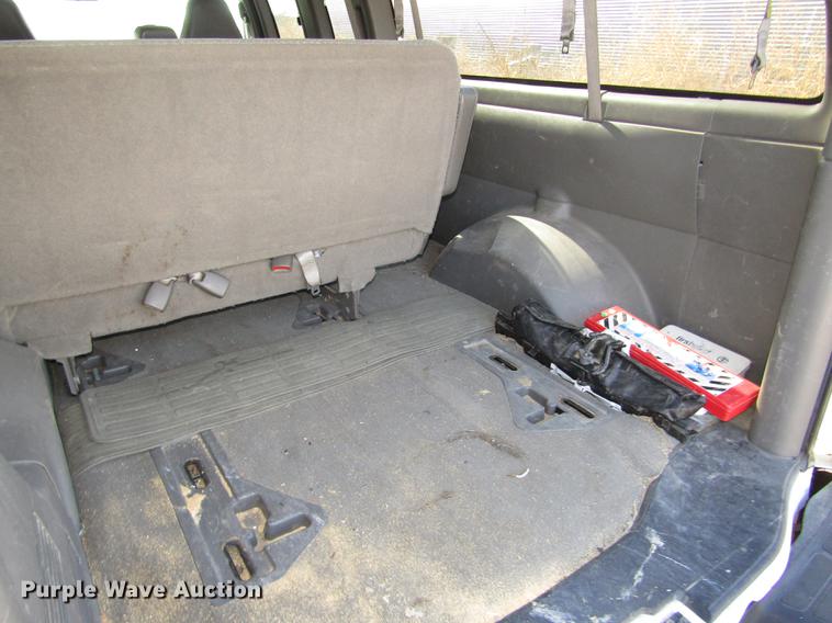 image for item DA3210 2004 Chevrolet Express 3500 Extended van