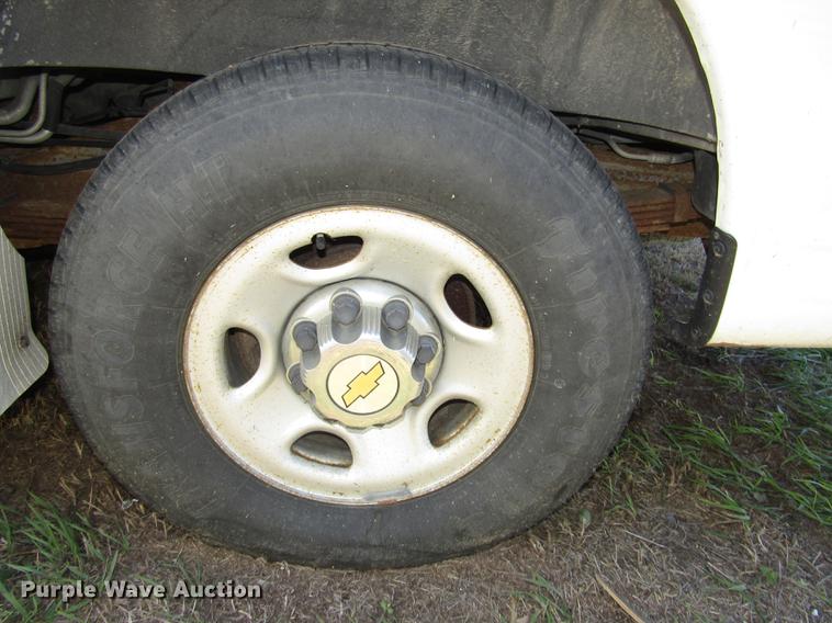 image for item DA3210 2004 Chevrolet Express 3500 Extended van