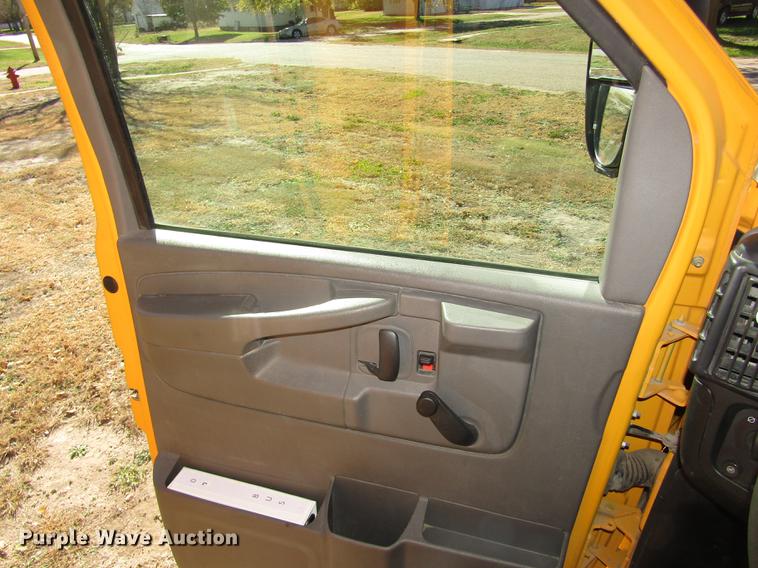 image for item DA3212 2007 Chevrolet Express G3500 Blue Bird school bus