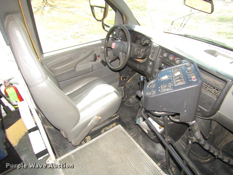 image for item DA3212 2007 Chevrolet Express G3500 Blue Bird school bus