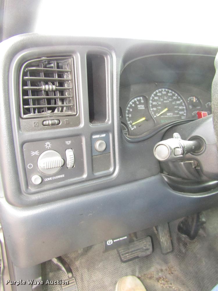 image for item DA3217 2001 Chevrolet Silverado 2500HD Ext. Cab pickup truck