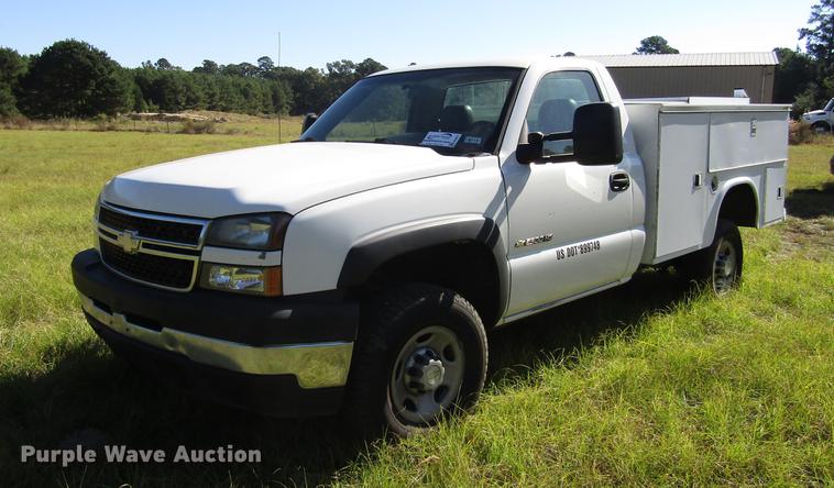 image for item DA6957 2007 Chevrolet Silverado Classic 2500HD utility bed pickup truck