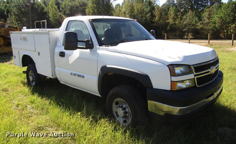 image for item DA6957 2007 Chevrolet Silverado Classic 2500HD utility bed pickup truck