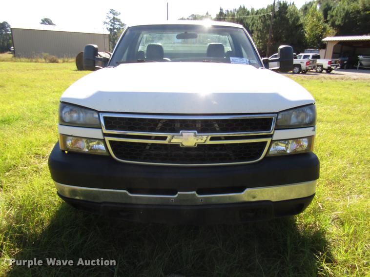 image for item DA6957 2007 Chevrolet Silverado Classic 2500HD utility bed pickup truck