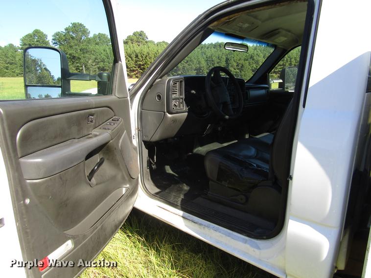 image for item DA6957 2007 Chevrolet Silverado Classic 2500HD utility bed pickup truck