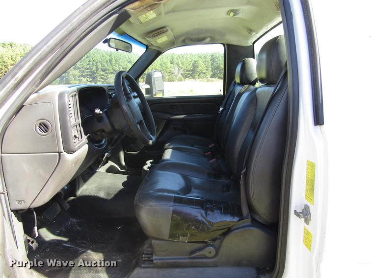 image for item DA6957 2007 Chevrolet Silverado Classic 2500HD utility bed pickup truck