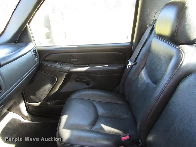 image for item DA6957 2007 Chevrolet Silverado Classic 2500HD utility bed pickup truck