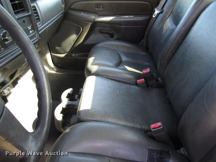 image for item DA6957 2007 Chevrolet Silverado Classic 2500HD utility bed pickup truck