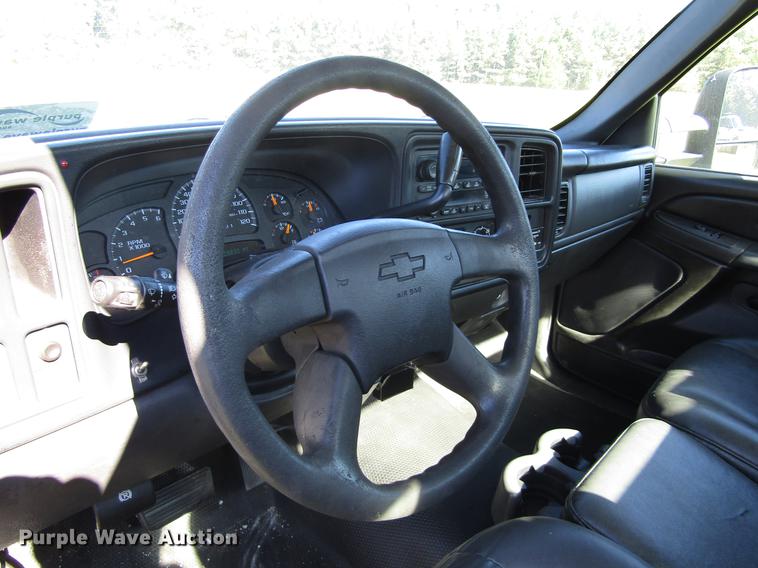 image for item DA6957 2007 Chevrolet Silverado Classic 2500HD utility bed pickup truck