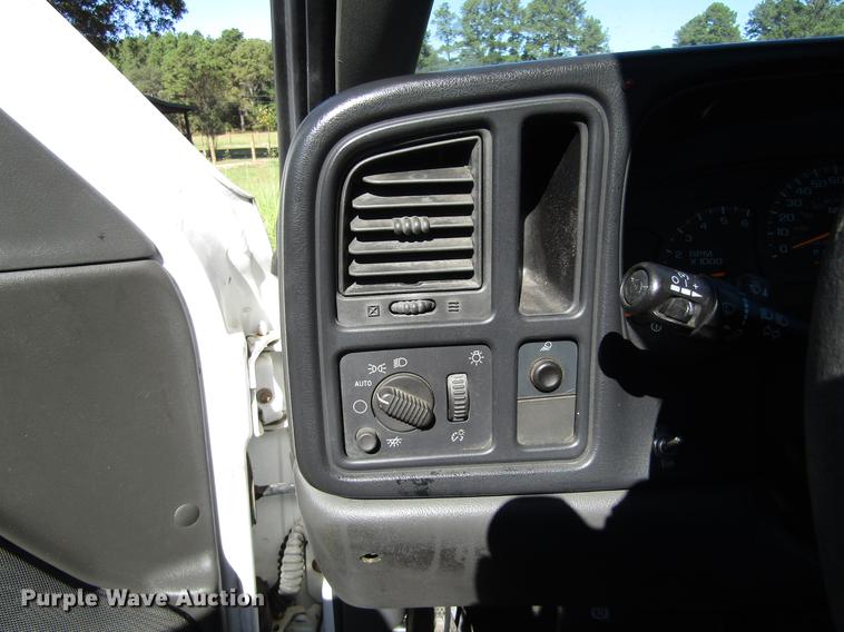 image for item DA6957 2007 Chevrolet Silverado Classic 2500HD utility bed pickup truck