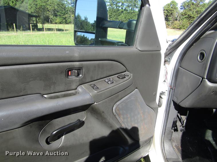 image for item DA6957 2007 Chevrolet Silverado Classic 2500HD utility bed pickup truck