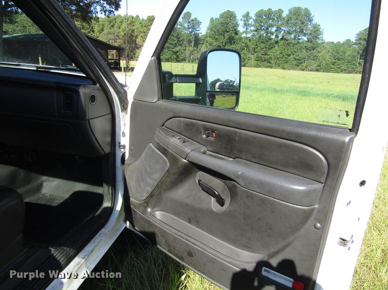 image for item DA6957 2007 Chevrolet Silverado Classic 2500HD utility bed pickup truck