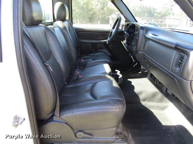 image for item DA6957 2007 Chevrolet Silverado Classic 2500HD utility bed pickup truck