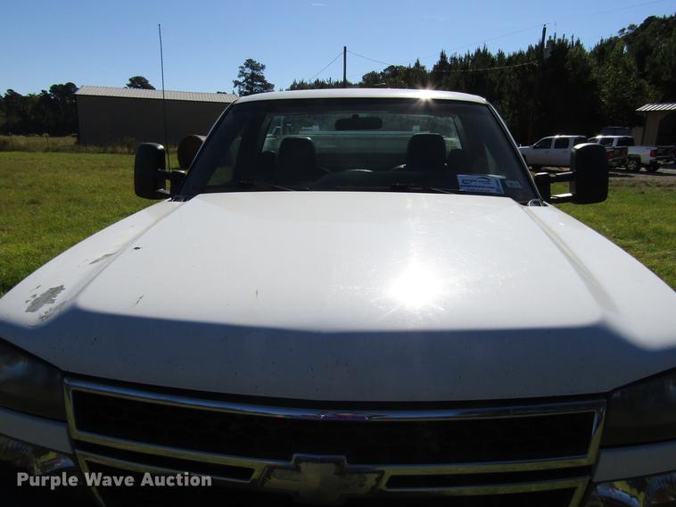 image for item DA6957 2007 Chevrolet Silverado Classic 2500HD utility bed pickup truck