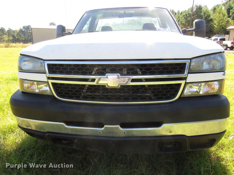 image for item DA6957 2007 Chevrolet Silverado Classic 2500HD utility bed pickup truck