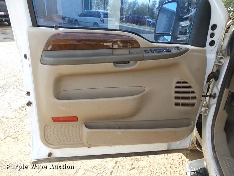 image for item DB4228 2004 Ford F250 Super Duty Lariat Crew Cab pickup truck