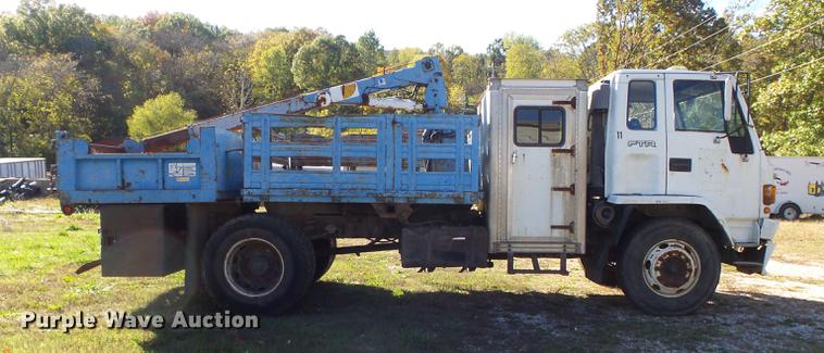 image for item DB6354 1990 Isuzu FTR flatbed truck with crane