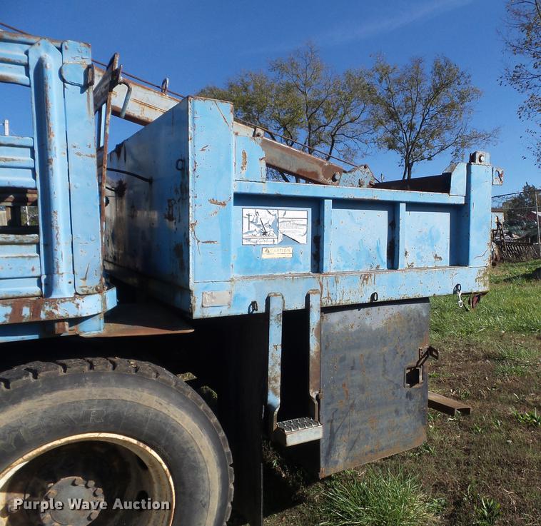 image for item DB6354 1990 Isuzu FTR flatbed truck with crane