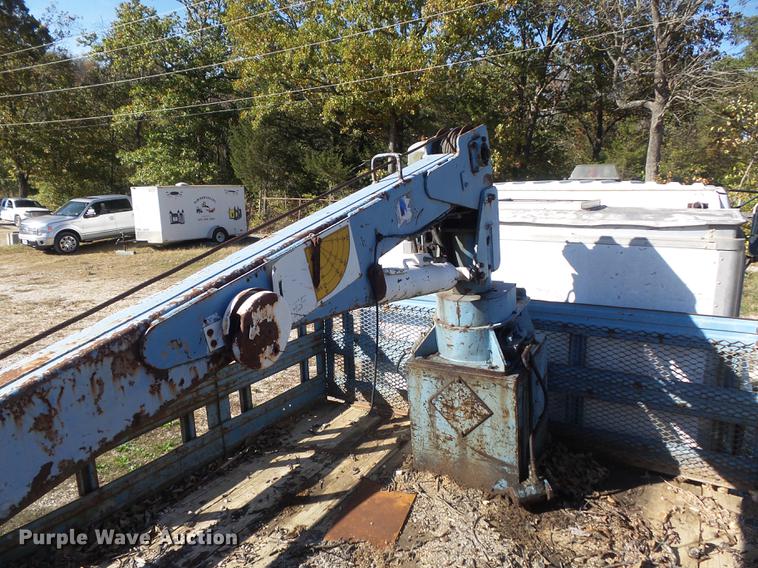 image for item DB6354 1990 Isuzu FTR flatbed truck with crane