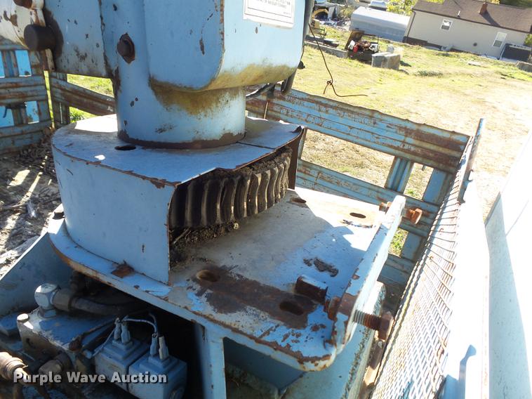 image for item DB6354 1990 Isuzu FTR flatbed truck with crane