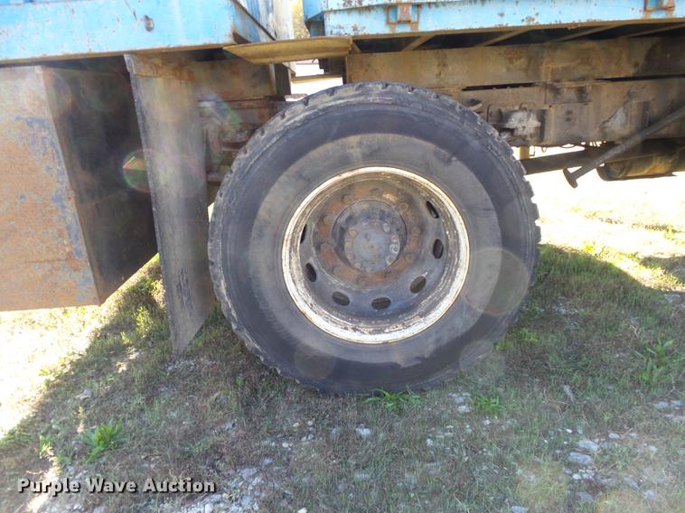 image for item DB6354 1990 Isuzu FTR flatbed truck with crane