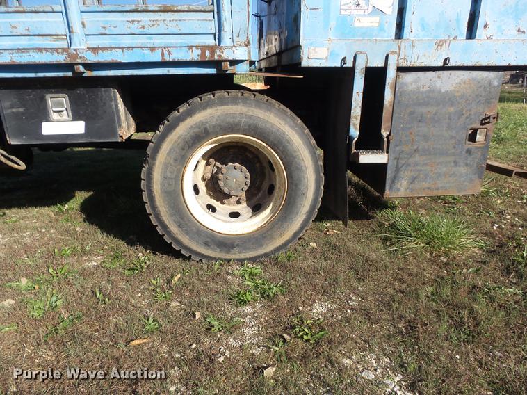 image for item DB6354 1990 Isuzu FTR flatbed truck with crane