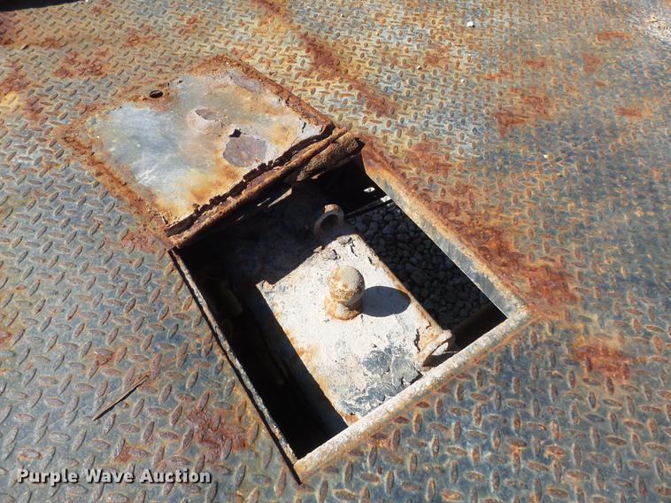 image for item DB6361 2006 Ford F350 Super Duty XL flatbed pickup truck