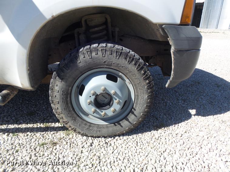 image for item DB6361 2006 Ford F350 Super Duty XL flatbed pickup truck