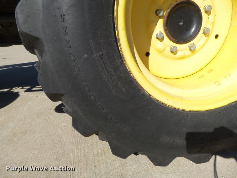 image for item DB6369 2007 John Deere 3520 MFWD tractor