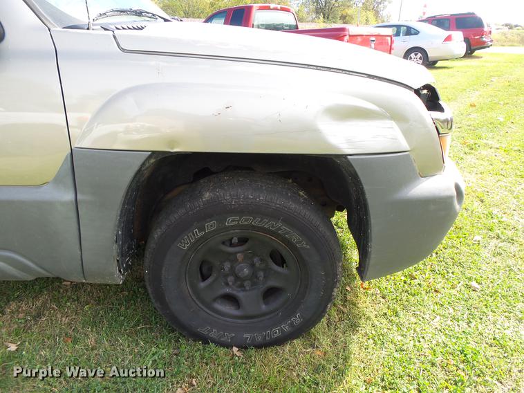 image for item DB7363 2002 Chevrolet Avalanche 1500 Crew Cab pickup truck