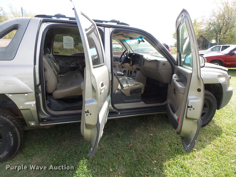 image for item DB7363 2002 Chevrolet Avalanche 1500 Crew Cab pickup truck