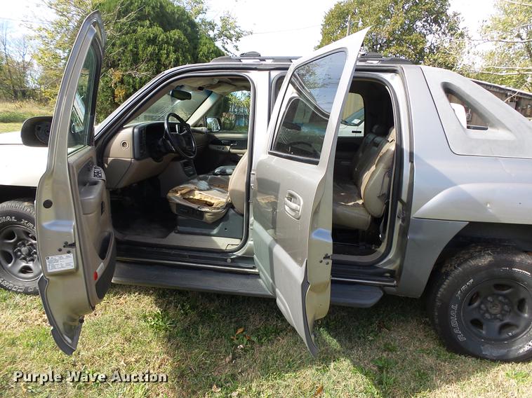 image for item DB7363 2002 Chevrolet Avalanche 1500 Crew Cab pickup truck