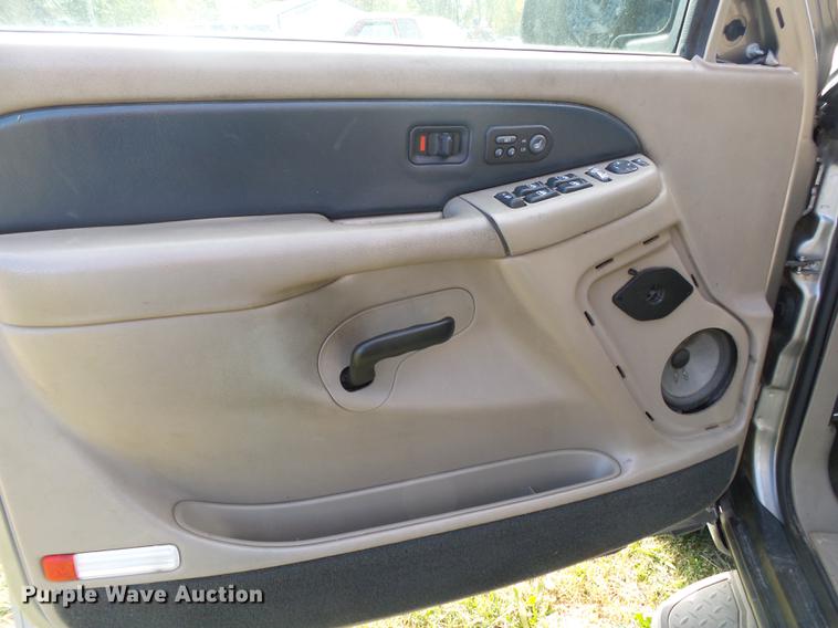 image for item DB7363 2002 Chevrolet Avalanche 1500 Crew Cab pickup truck