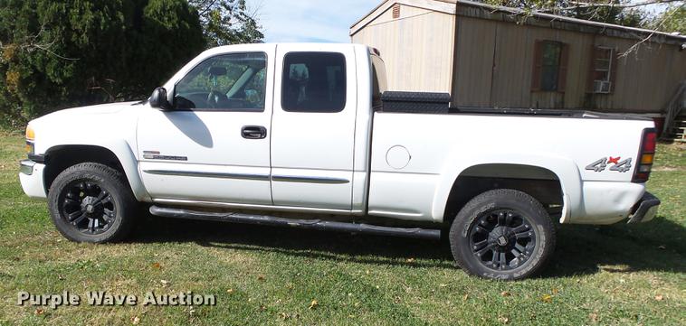 image for item DB7364 2004 GMC Sierra 2500HD Ext. Cab pickup truck