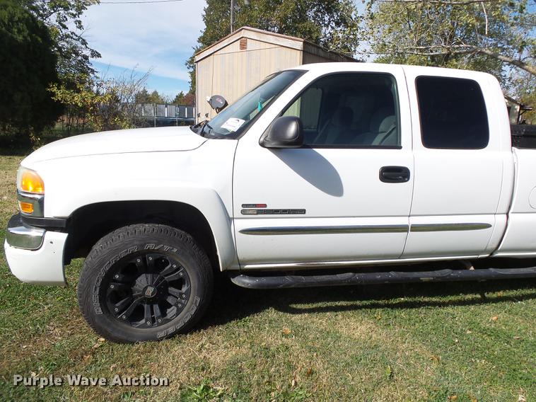 image for item DB7364 2004 GMC Sierra 2500HD Ext. Cab pickup truck