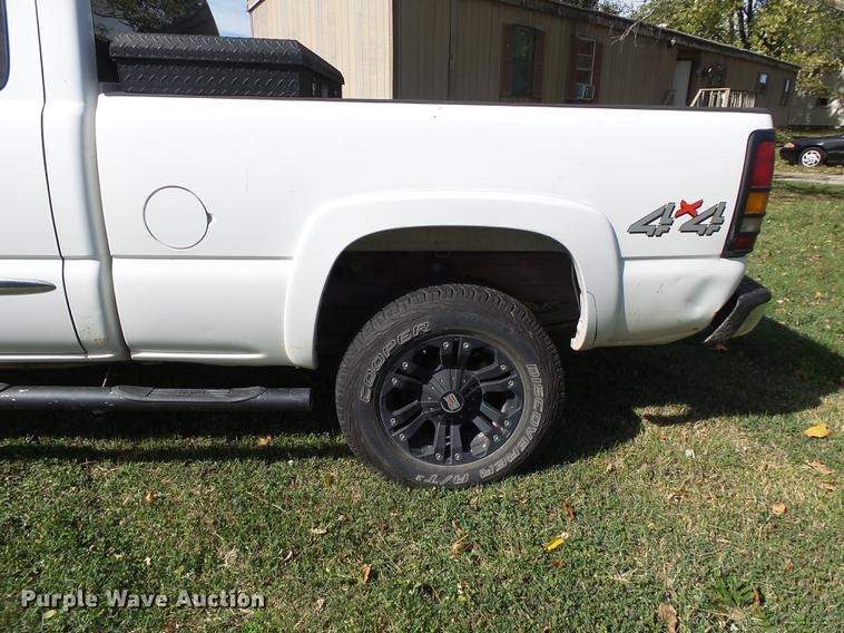 image for item DB7364 2004 GMC Sierra 2500HD Ext. Cab pickup truck