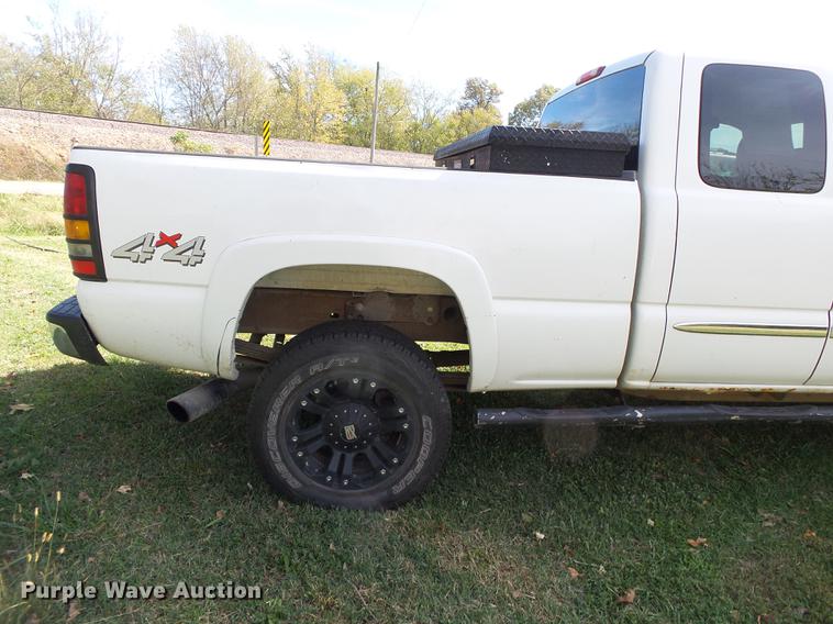 image for item DB7364 2004 GMC Sierra 2500HD Ext. Cab pickup truck