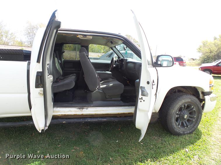 image for item DB7364 2004 GMC Sierra 2500HD Ext. Cab pickup truck