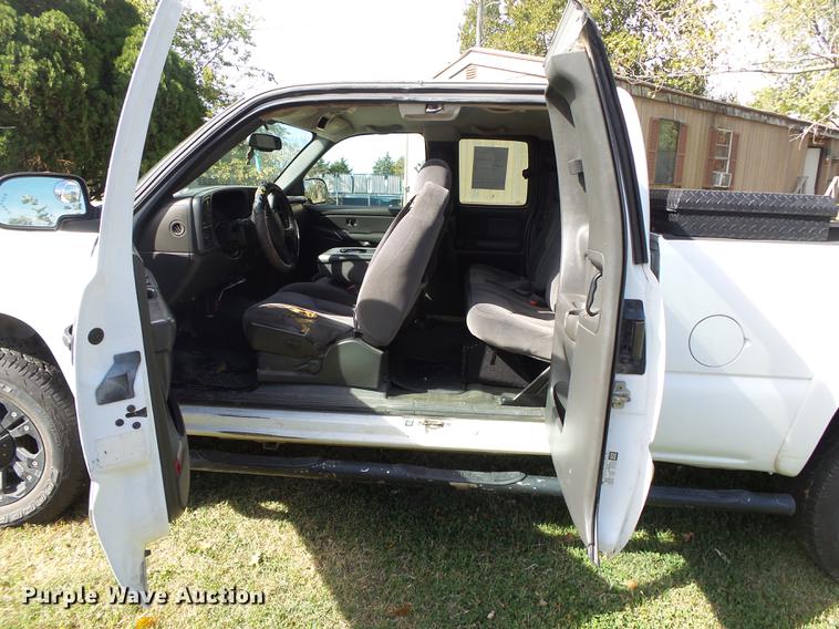 image for item DB7364 2004 GMC Sierra 2500HD Ext. Cab pickup truck