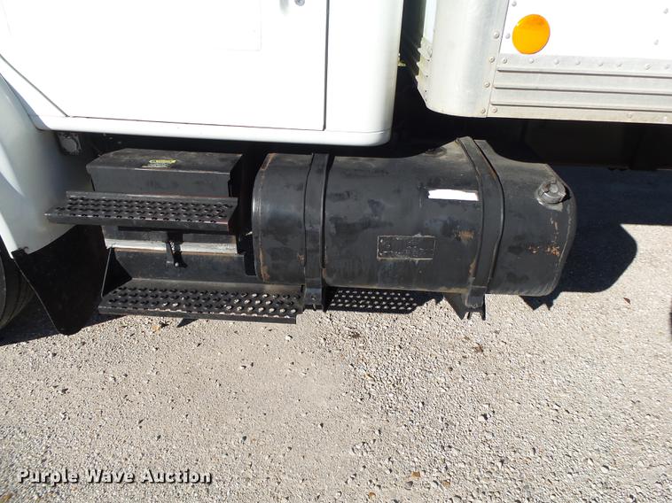 image for item DB7365 2001 International 4700 box truck