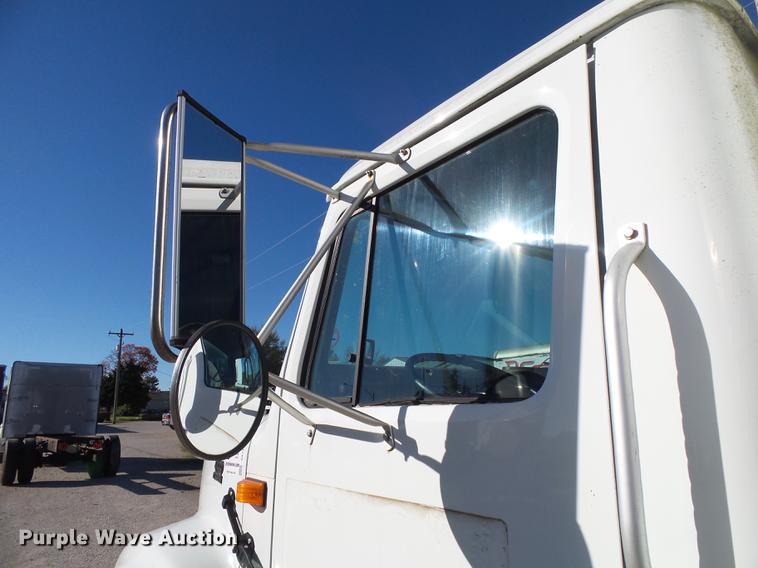 image for item DB7365 2001 International 4700 box truck