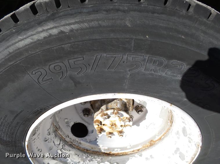 image for item DB7365 2001 International 4700 box truck