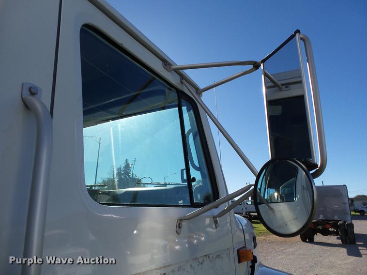 image for item DB7365 2001 International 4700 box truck