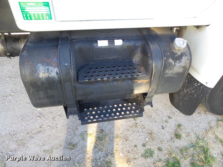 image for item DB7365 2001 International 4700 box truck