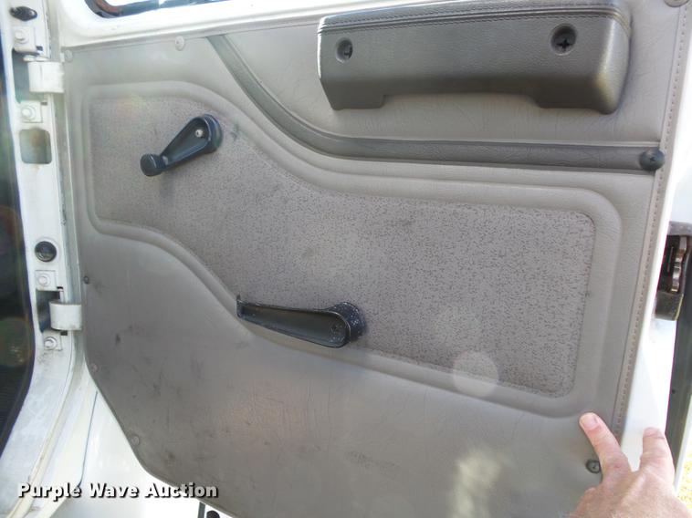 image for item DB7365 2001 International 4700 box truck