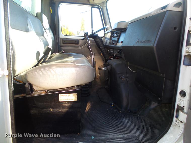 image for item DB7365 2001 International 4700 box truck