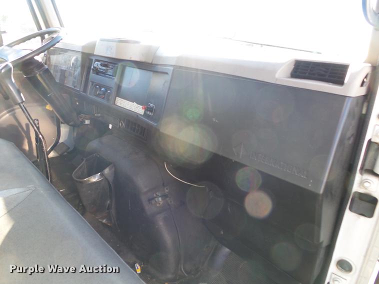 image for item DB7365 2001 International 4700 box truck