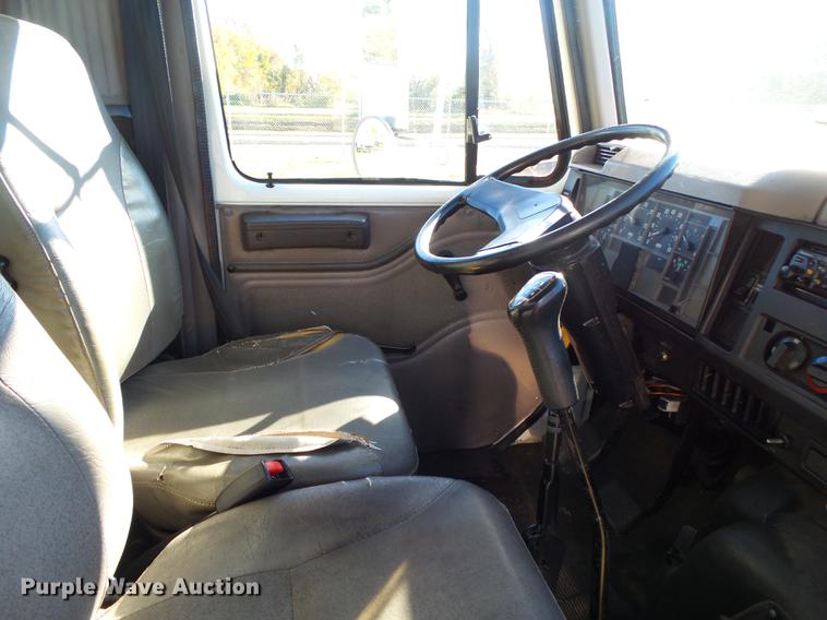 image for item DB7365 2001 International 4700 box truck